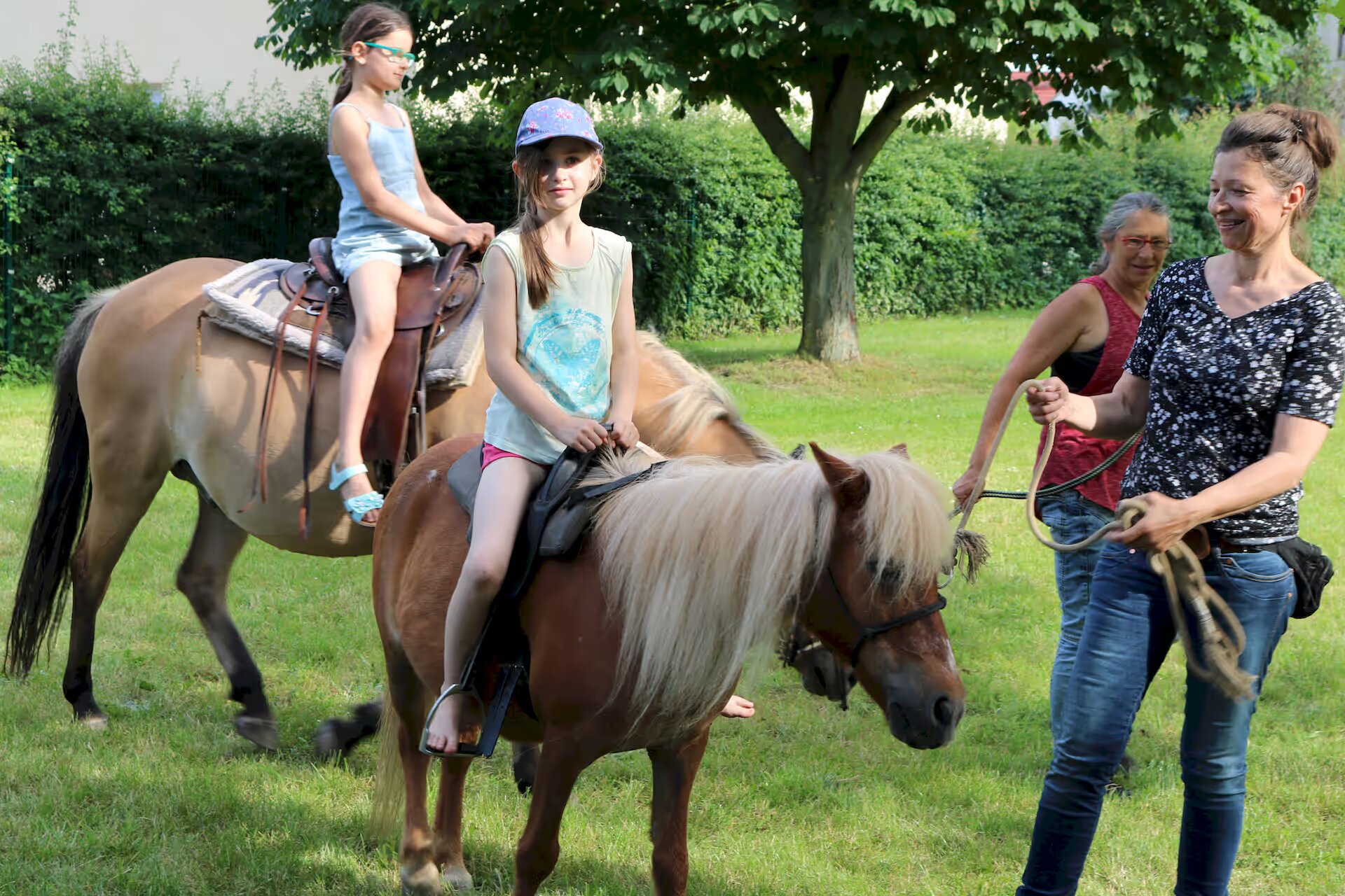 Pferde reiten beim Kinderfest