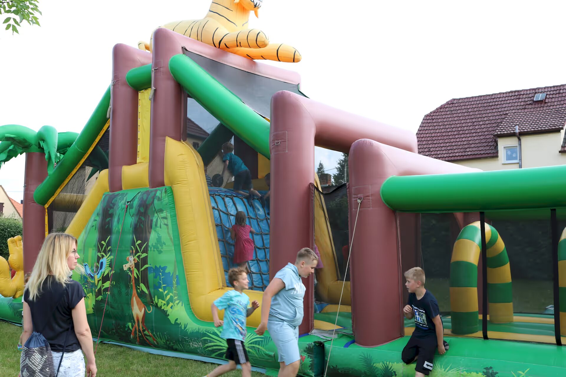 Hüpfburgen beim Kinderfest