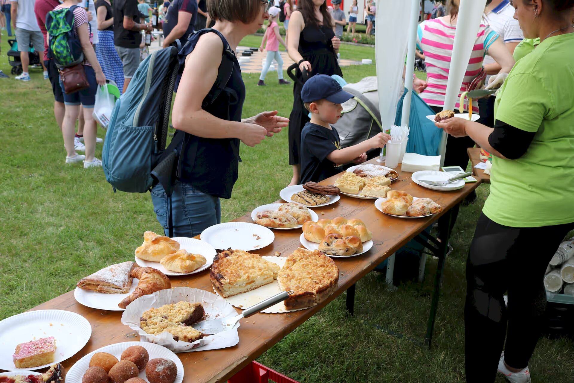 Kaffee und Kuchen beim Kinderfest