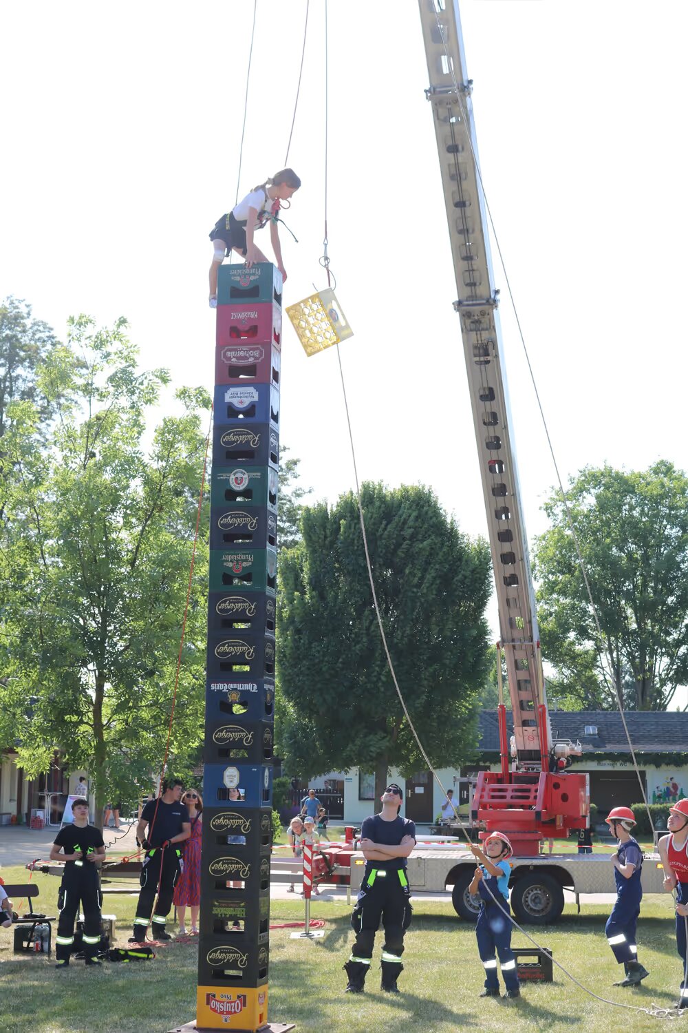 Aufstieg mit dem Kran beim Kinderfest